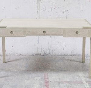 Bureau à trois tiroirs