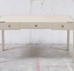 Bureau à trois tiroirs