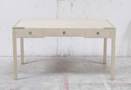 Bureau à trois tiroirs